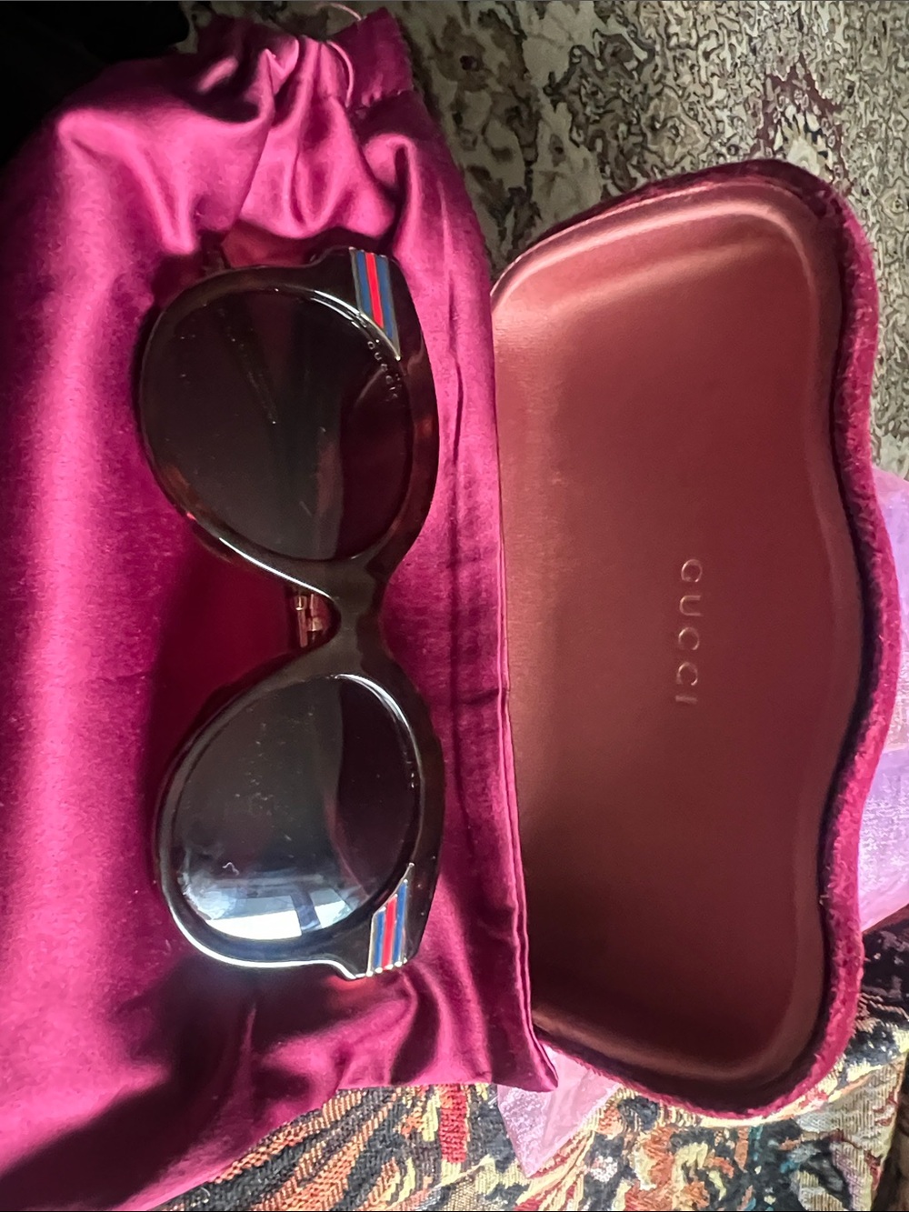 Gucci Black Round Sunglasses with Red-Blue-White Stripe Detail